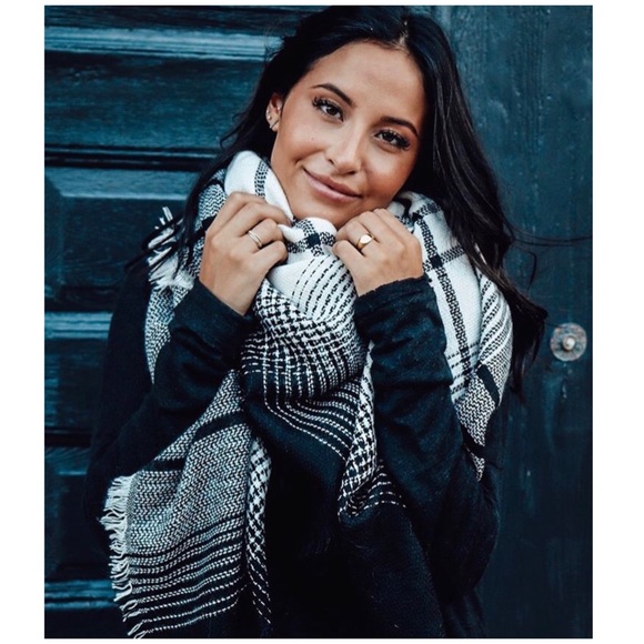Accessories - Black & White Plaid Printed Blanket Scarf